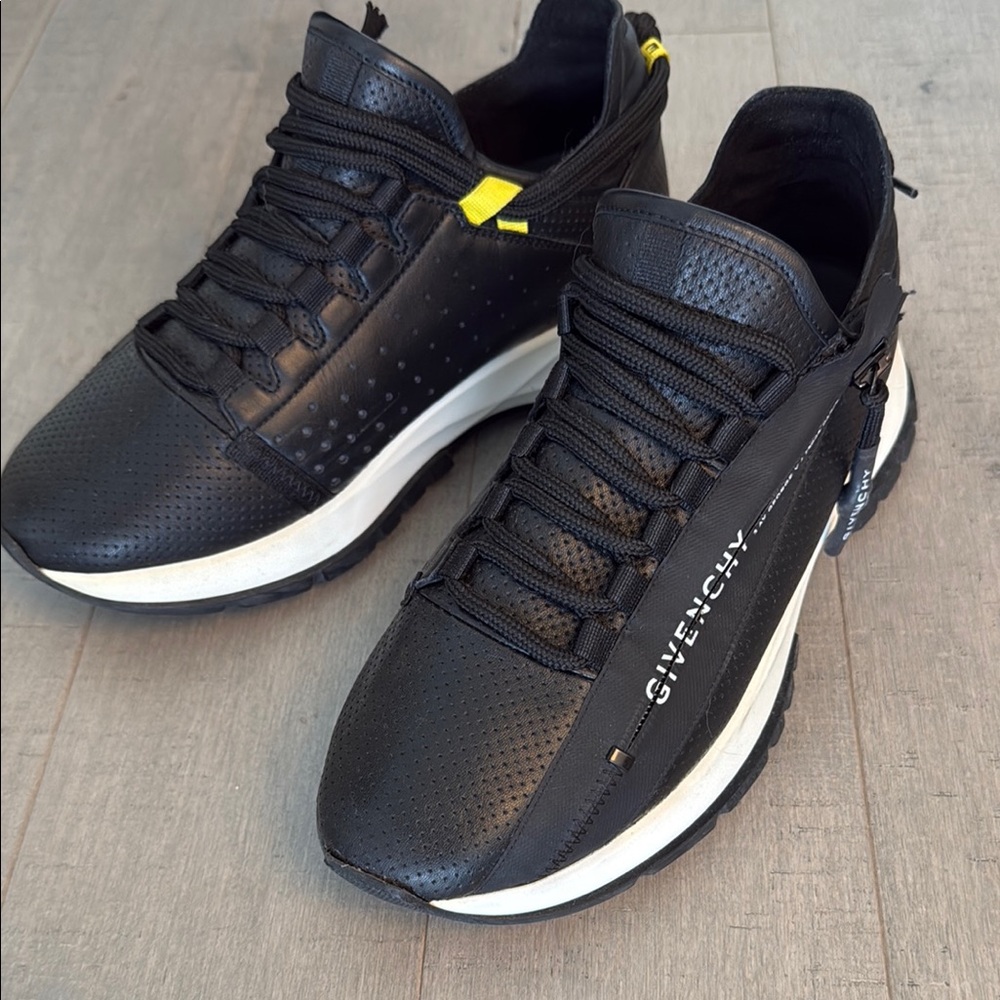 Givenchy Spectre Black and White Sneakers Modern Athletic Design, EUR39